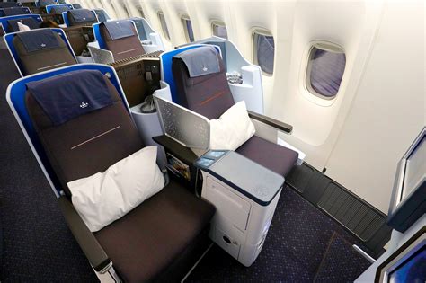 klm 777 300 business class seat map|Review: KLM (777.